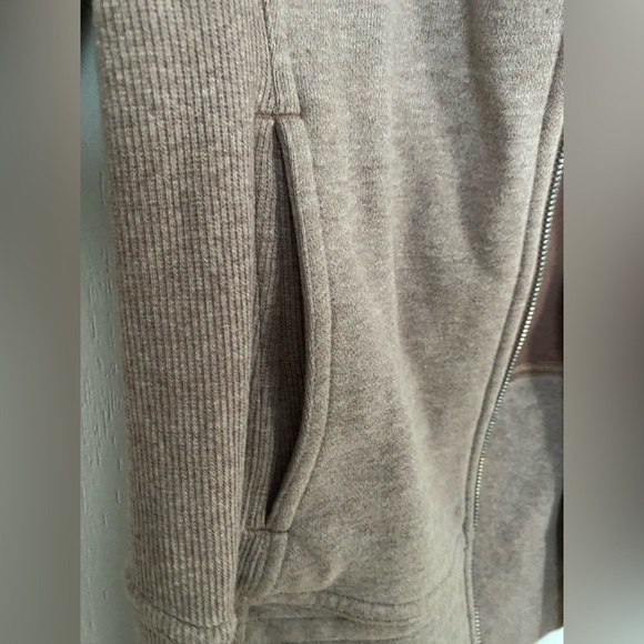 Lulu zip up sweater with thumb holes,4 pockets 2 inside 2 out.Only worn once - Picture 6 of 7